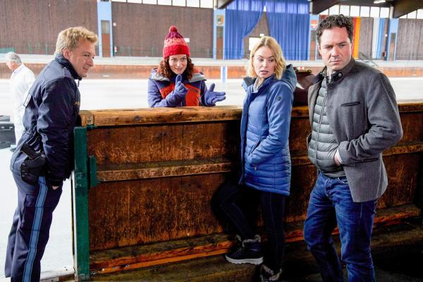 Bild 1 von 6: Im Bild: Pathologin Mai (Sina Wilke, 2.v.l.) erläutert Polizeihauptmeister Mohr (Max Müller, l.) und den Kommissaren Winter (Vanessa Eckart, 2.v.r.) und Aubinger (Thomas Birnstiel, r.) den möglichen Tathergang.