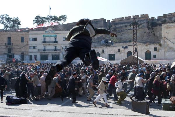 Bild 1 von 17: Der Lärm der feiernden Israeliten lockt die Zombies in Scharen an, wodurch sie endlich die Mauer überwinden können ...