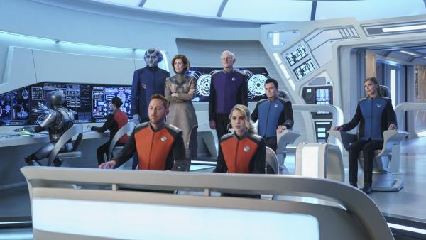 Bild 1 von 3: (v.l.n.r.) President Alcuzan (Bruce Boxleitner); Lieutenant Gordon Malloy (Scott Grimes); Speria Balask (Lisa Banes); Admiral Halsey (Victor Garber); Ensign Charly Burke (Anne Winters); Captain Ed Mercer (Seth MacFarlane); Commander Kelly Grayson (Adrianne Palicki)