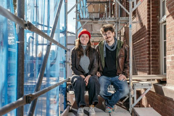 Bild 1 von 14: Johannes (31) und seine Frau Louise (31) haben sich mit einem befreundeten Paar zusammengetan, um aus der früheren Grundschule ein genossenschaftliches  Wohnprojekt zu machen.
