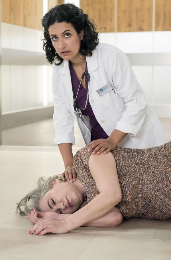 Bild 1 von 10: Badri (Brigitte Karner, unten); Dr. Leyla Sherbaz (Sanam Afrashteh, oben)