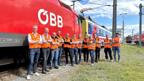 Bild 1 von 6: Im Bild:  ÖBB-Mitarbeiter Jürgen Egger und ein Teil des Messtechnik-Teams.