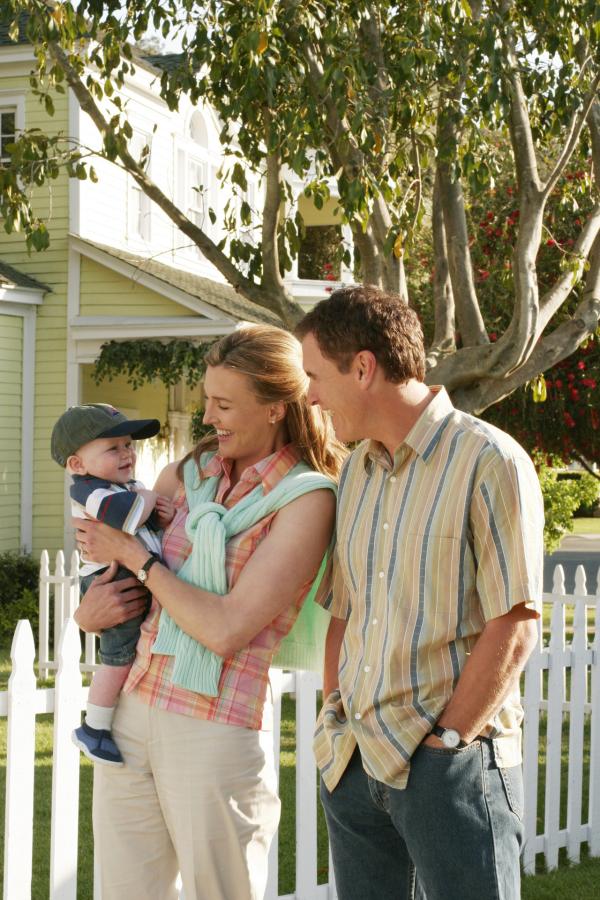 Bild 1 von 29: Rückblende: Drei Jahre lang lebten Mary Alice (Brenda Strong, M.) und Paul (Mark Moses, r.) mit Baby Zach glücklich und zufrieden in der Wisteria Lane, bis eines Tages an der Vordertür ihres Hauses jemand klopft ...