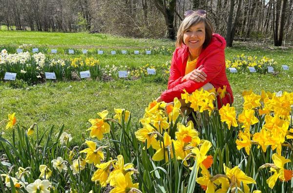 Bild 1 von 3: Annette Krause im Blumenfeld.