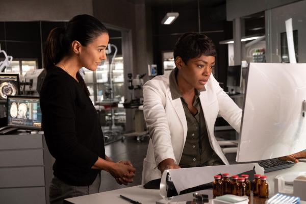 Bild 1 von 22: Dr. Lila Kyle (Emmanuelle Chriqui, l.); Dr. Major Nichole Sykes (Caroline Chikezie, r.)