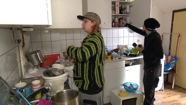 Bild 1 von 3: Klaudia (27) und Alex (25) putzen die Wohnung