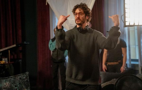 Bild 1 von 2: Director Parker Finn on the set of Paramount Pictures Presents A Temple Hill Production A Parker Finn FIlm \