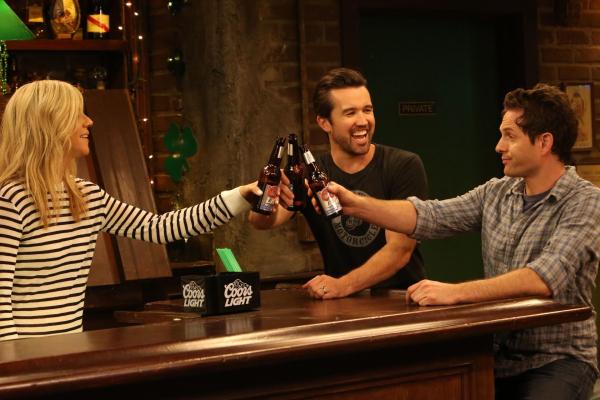 Bild 1 von 8: (v.l.n.r.) Dee Reynolds (Kaitlin Olson); Mac (Rob McElhenney); Dennis Reynolds (Glenn Howerton)