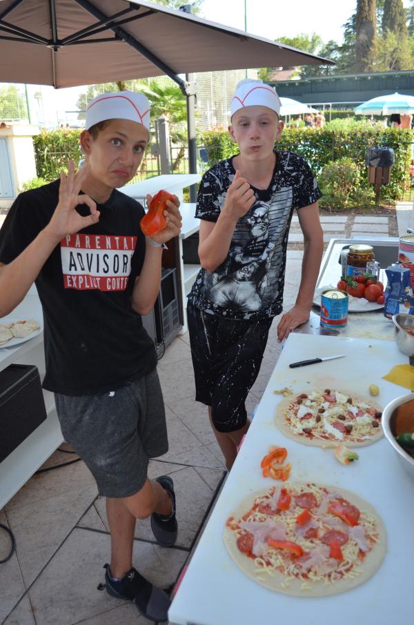 Bild 1 von 3: Robin (l.) und Luc (r.) probieren ihre selbst gebackene Pizza.