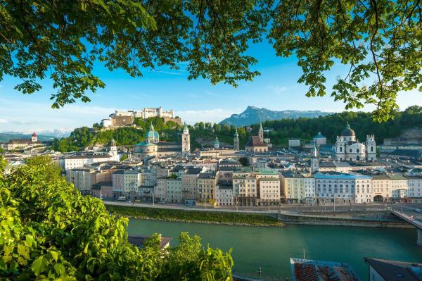 Bild 1 von 10: Im Bild: Sehenswürdigkeiten Salzburg, Blick vom Kapuzinerberg auf die Salzburger Altstadt und auf die Festung Hohensalzburg, Untersberg im Hintergrund.
