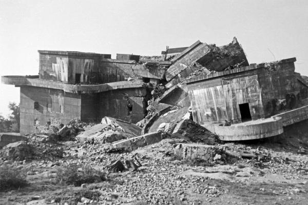 Bild 1 von 8: Berlin: Der geborstene Bunker in Berlin Friedrichshain, Deutschland 1946.