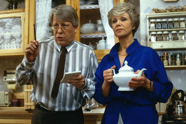 Bild 1 von 1: Eberhard Wichert (Stefan Orlac) erarbeitet ein neues Konzept für eine praktische Küche. Mit seiner Frau Hannelore (Maria Sebaldt), misst er die Wege aus, die eine Hausfrau während ihrer täglichen Arbeit in der Küche zurücklegt.