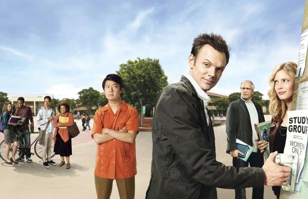 Bild 1 von 21: (1. Staffel) - Community: Jeff Winger (Joel McHale, 3.v.r.), Britta Perry (Gillian Jacobs, r.), Pierce Hawthorne (Chevy Chase, 2.v.r.), Senor Chang (Ken Jeong, 4.v.r.), Shirley Bennett (Yvette Nicole Brown, 4.v.l.), Abed Nadir (Danny Pudi, 3.v.l.), Troy Barnes (Donald Glover, 2.v.l.) und Annie Edison (Alison Brie, l.) ...