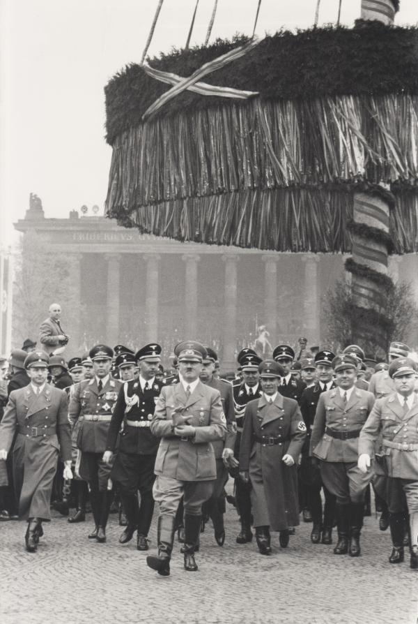 Bild 1 von 3: 1939: Hitler mit Himmler und Goebbels am 1. Mai in Berlin.