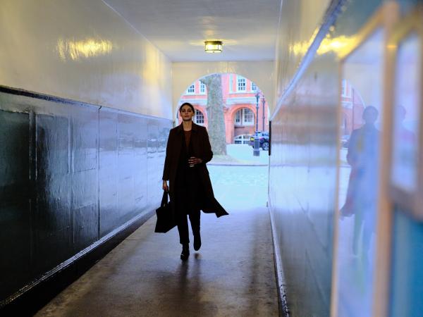 Bild 1 von 6: Ingrid (Emma Appleton) auf dem Weg in ihre Kanzlei in London.
