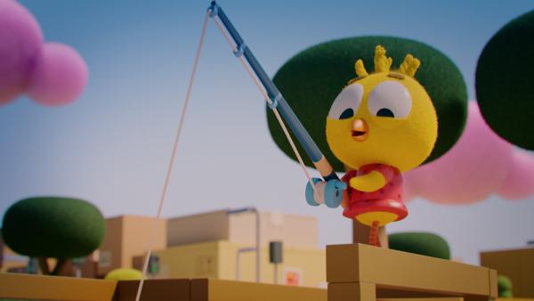 Bild 1 von 3: Voller Elan macht sich Karla mit ihrer Angel daran, einen großen Fisch an Land zu ziehen.