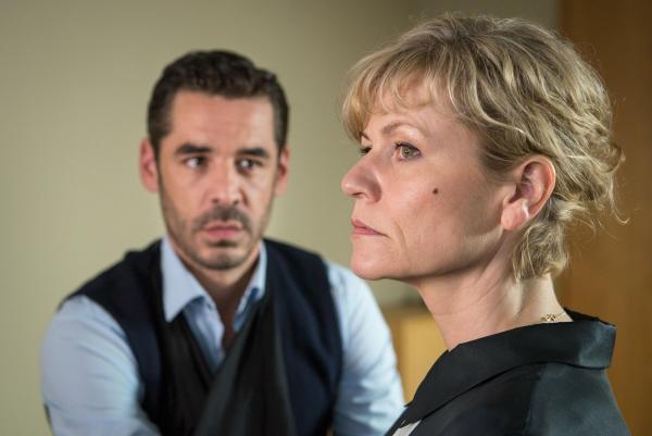 Bild 1 von 6: Frank Seefeld (Tobias Oertel, l.); Pastorin Schütz (Anne Kasprik, r.)