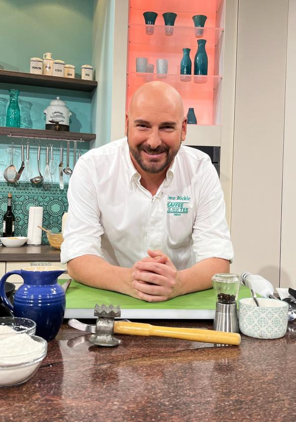 Bild 1 von 1: Heute ist der der schwäbische Spitzenkoch Timo Böckle zu Gast mit seiner Leidenschaft für Wild. Er bringt einen butterzarten Rehrücken auf den Tisch - begleitet von Maronen und süßer Birne. Sören Anders kontert mit seinem etwas anderen Reh-Geschnetzelten.