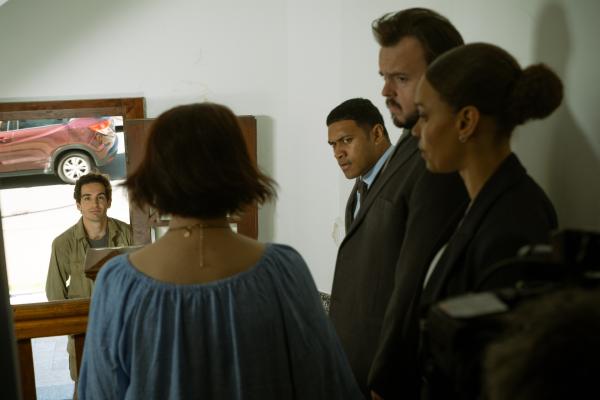 Bild 1 von 8: Paea (Chris Alosio, M.), Max (John Bradley, 2.v.r.) und Meg (Kirsty Sturgess, r.) sprechen mit Dima (Marta Kaczmarek, 2.v.l.), der Nachbarin von Sophie und Erica. Zufällig kommt auch Ericas Freund Oscar (Jonathan Lagudi, l.) hinzu.