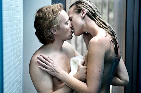 Bild 1 von 8: Roger Brown (Aksel Hennie) ist mit der blendend aussehenden Galeristin Diana (Synnøve Macody Lund) verheiratet. Leider ist er nur 1,68 Meter groß und muss sich die Zuneigung seiner anspruchsvollen Gattin mit Luxusgeschenken erkaufen.