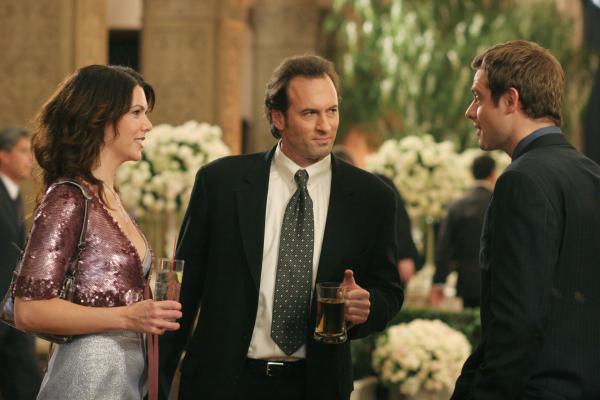 Bild 1 von 22: Bei der Erneuerung des Ehegelübdes von Lorelais (Lauren Graham, l.) Eltern, geraten ihr aktueller Freund Luke (Scott Patterson, M.) und ihr Ex-Mann Christopher (David Sutcliffe, r.) heftig aneinander, denn dieser möchte seine Ex-Frau wieder für sich gewinnen ...