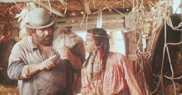 Bild 1 von 8: Der Lebenskünstler und Kleinganove Buddy (Bud Spencer, l.) mahnt seinen indianischen Partner Donnernder Adler (Amidou, r.), die Ruhe zu bewahren ...