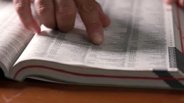 Bild 1 von 5: Prall gefüllte Telefonbücher waren für die Kommunikation einst unverzichtbar.