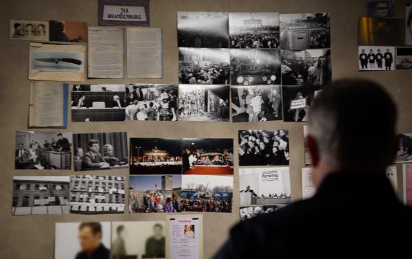 Bild 1 von 2: Stephan Harbort, Experte für Serienmorde, schaut sich Dokumente zu DDR-Straftätern an.