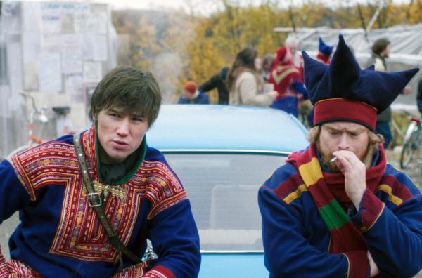 Bild 1 von 5: Mihkkal (Gard Emil, li.) und Piera (Beaska Niillas, re.) sind bei den Samen-Demonstranten an vorderster Front aktiv.