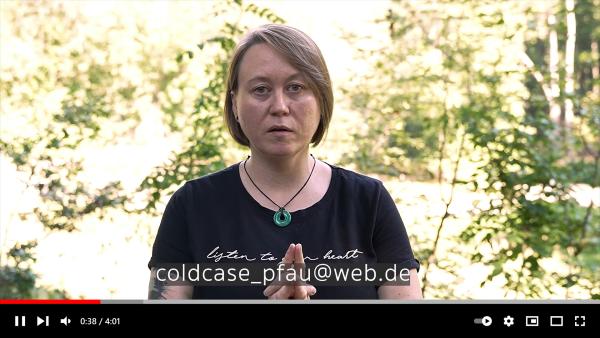 Bild 1 von 6: Mehr als 30 Jahre nach dem Mord an ihrer Mutter wendet sich Natascha Pfau mit einem Youtube-Video an die Öffentlichkeit. Kann jemand vielleicht doch noch einen Hinweis auf den Täter geben?