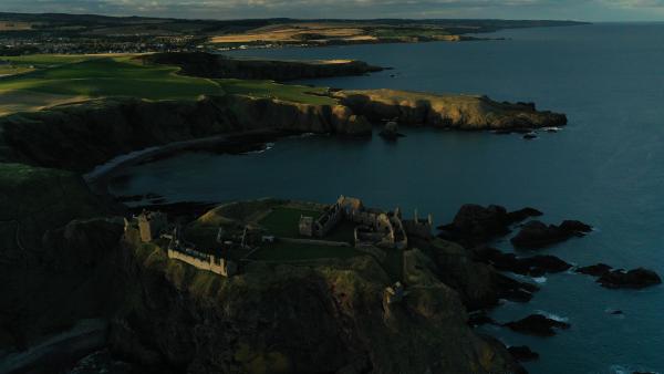 Bild 1 von 2: Die atemberaubende Küste der schottischen Highlands mit dem Dunnottar Castle diente Hollywood wiederholt als Filmkulisse.