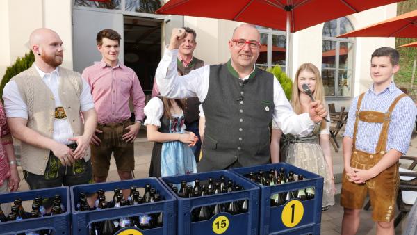 Bild 1 von 112: Wolfgang Unertl hat es geschafft, die Flaschen von fünf Bierkästen in unter 40 Sekunden zu öffnen.