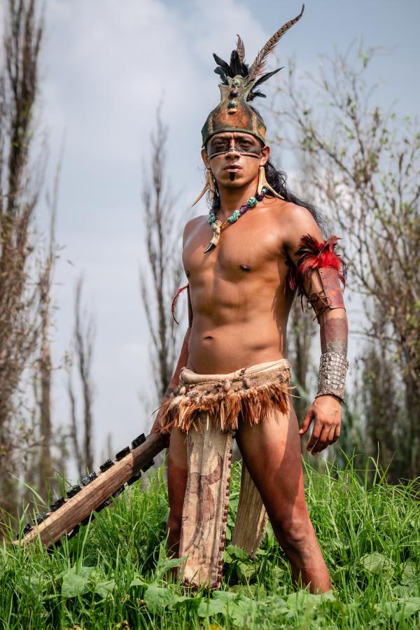 Bild 1 von 2: Tenoch (Darsteller unbekannt), der mythische Führer der Azteken. Er erblickte das Zeichen der Götter, sich niederzulassen und legte den Grundstein ihrer Metropole Tenochtitlan.