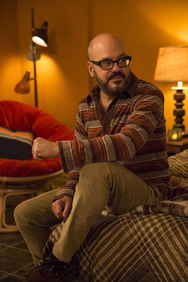 Bild 1 von 21: Hank (David Cross) ist nicht gut auf seinen Vater, Professor Hickey, zu sprechen und will ihn deshalb auch nicht zur Geburtstagsfeier seines Sohnes einladen, doch hat er nicht mit der geballten Power der Greendale-Gruppe gerechnet, die Vater und Sohn wieder versöhnen möchte ...
