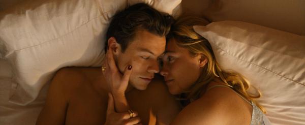 Bild 1 von 10: Jack (Harry Styles, l.); Alice (Florence Pugh, r.)
