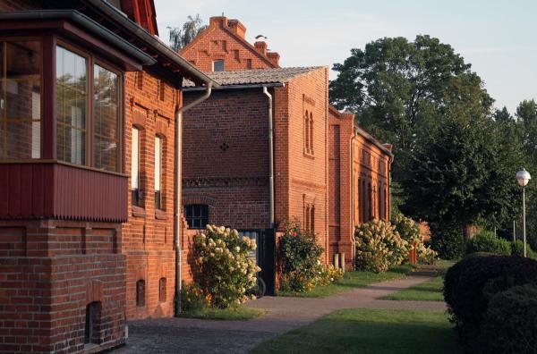 Bild 1 von 4: Juli Zehs Roman ?Unterleuten? spielt im ländlichen Brandenburg und enthüllt gesellschaftliche Konflikte um die Wunden der deutschen Teilung.