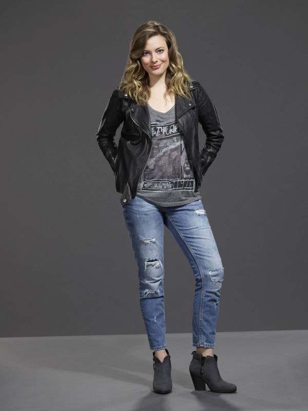 Bild 1 von 32: (6. Staffel) - Gerät in finanzielle Nöte und muss bei Abed und Annie auf die Coach ziehen: Britta (Gillian Jacobs) ...