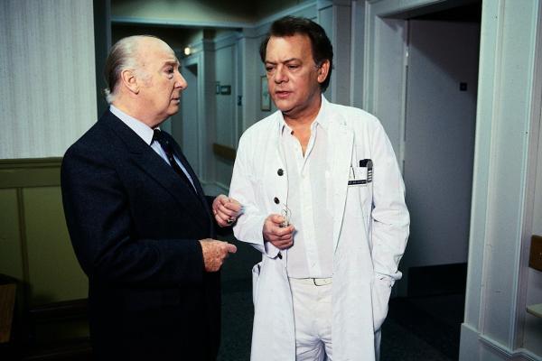 Bild 1 von 1: Schon wieder hat Verwaltungsdirektor Mühlmann (Alf Marholm, l.) Kummer, weil Professor Brinkmann (Klausjürgen Wussow, r.) einen von einer einflussreichen Persönlichkeit empfohlenen Arzt für die Klinik ablehnt.