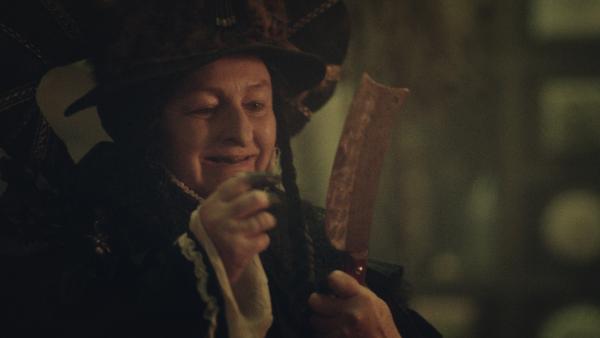 Bild 1 von 6: Die Hexe (Kirsten Lehfeldt) mit einem Messer.© BR/DR/Jesper Tßffner - Honorarfreie Verwendung gemäß AGB im redaktionellen Zusammenhang mit genannter Sendung bei Nennung \