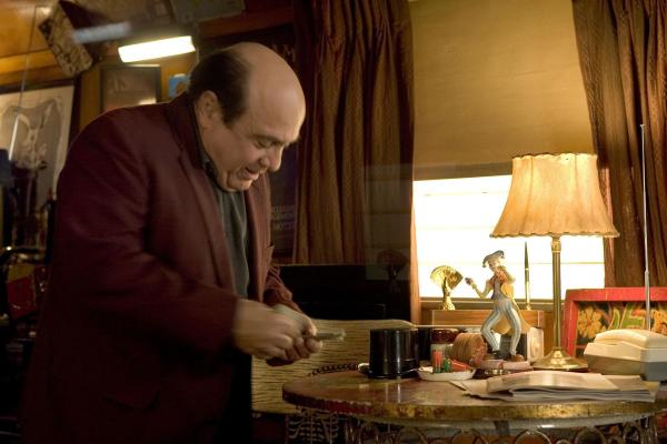 Bild 1 von 9: In einem Spielcasino fristet Walter (Danny, DeVito) sein Dasein und träumt, an seine große Karriere als Magier anknüpfen zu können. Doch statt Ruhm und Ehre muss er sich mit Geldnot und Verdruss zufrieden geben ...