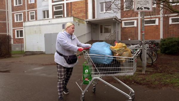 Bild 1 von 3: Sechsfach-Mama Sandra hat grade alle Hände voll zu tun. Sie steckt mitten in den Vorbereitungen für den Umzug in ihr neues Haus nach Ostfriesland.