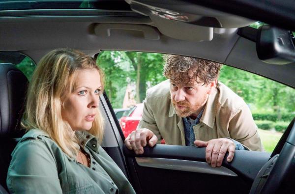 Bild 1 von 1: Im Bild: Olaf Kramer (Andreas Nickl, r.) versucht, mit seiner Frau Astrid (Tina Amon Amonsen, l.) zu reden.