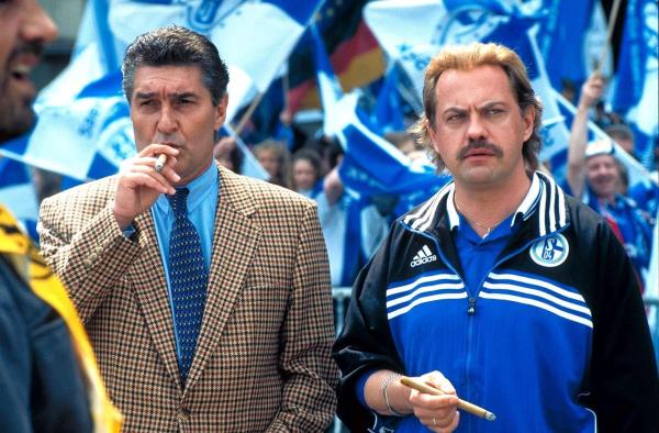 Bild 1 von 13: Ob Schalke-Manager Rudi Assauer (l.) auf Hans Pollaks (Uwe Ochsenknecht, r.) Fußballweisheiten hört?