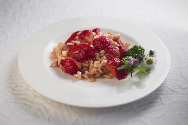 Bild 1 von 10: Die Vorspeise: Erdbeer-Spargel-Salat mit Frischkäsekugeln.