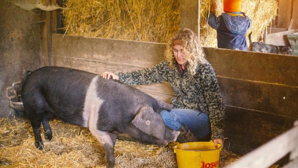 Bild 1 von 5: Viktoria und das Schwein Hodor.