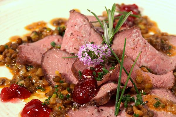 Bild 1 von 16: Perfekt rosa wird Bachmeiers Roastbeef, zubereitet in einer bayerischen Variante vom Hirschkalbsrücken mit Linsenvinaigrette.