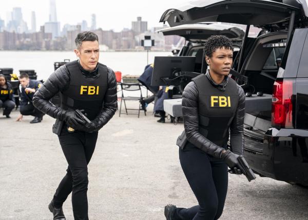 Bild 1 von 6: FBI SA Stuart Scola (John Boyd, l.); FBI SA Tiffany Wallace (Katherine Renee Kane, r.)