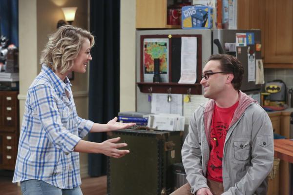 Bild 1 von 12: Um eine neue Kundin an Land zu ziehen, überredet Penny (Kaley Cuoco, l.) Leonard (Johnny Galecki, r.), die Psychologin als Patient zu besuchen. Nicht einfach für den Wissenschaftler, der dank seiner Mutter, die selbst Psychologin ist, großen Respekt vor diesem Berufsstand hat ...
