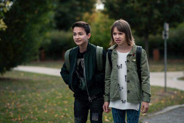 Bild 1 von 6: Hermann (Thorin Holland, li.) und Jona (Helen Möller, re.) sind schockiert, als sie morgens zur Schule kommen.