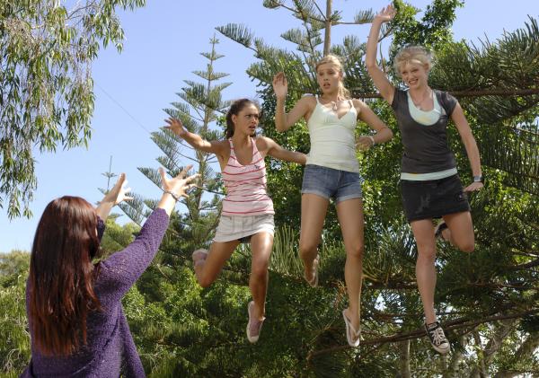 Bild 1 von 2: Charlotte (Brittany Byrnes, l.) beweist Cleo (Phoebe Tonkin, 2.v.l.), Emma (Claire Holt, 2.v.r.) und Rikki (Cariba Heine, oben r.), dass ihre Superkräfte stärker sind als die der drei Meerjungfrauen-Freundinnen.